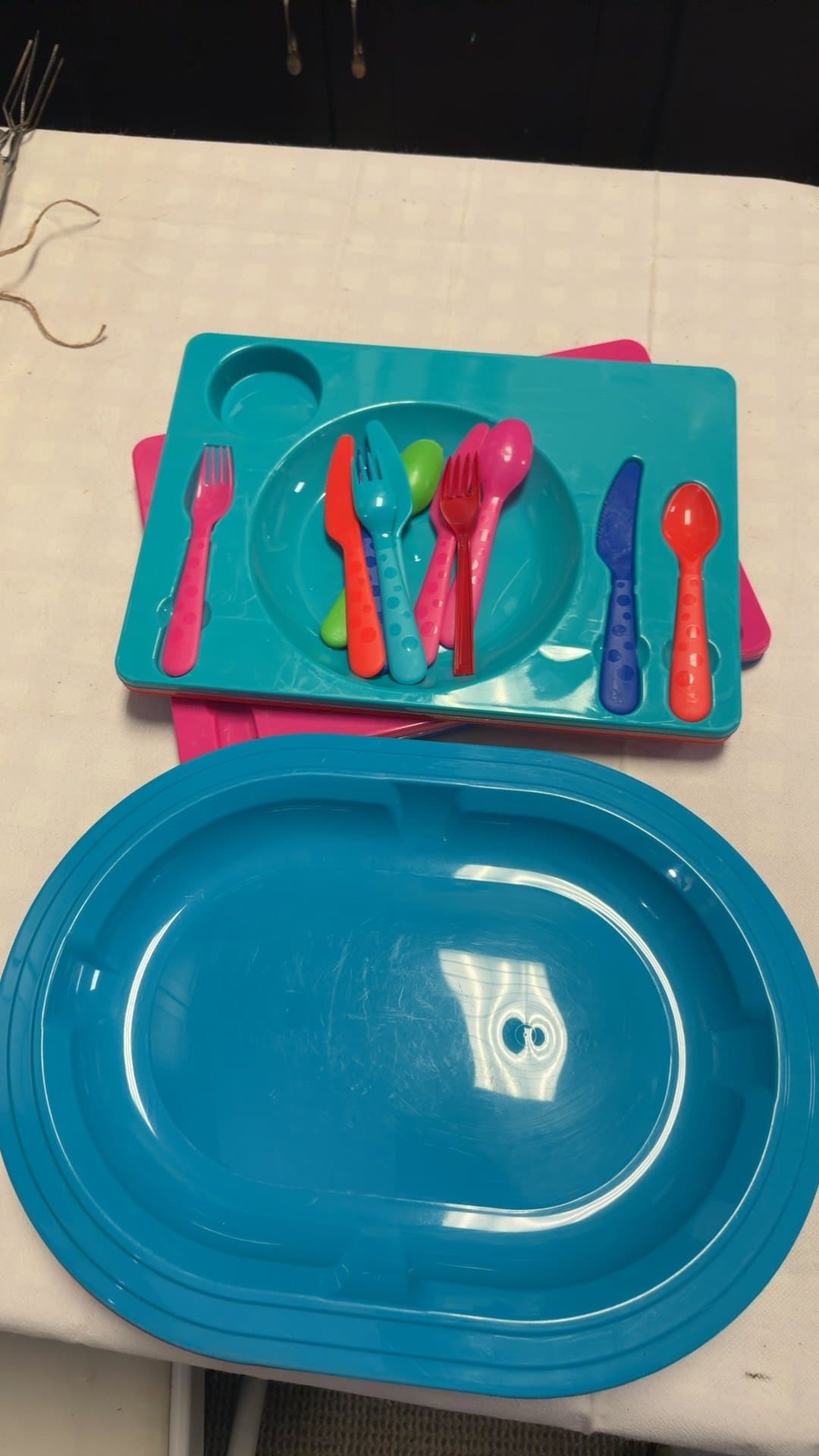 Children's Plastic Dinnerware Set - Image 1