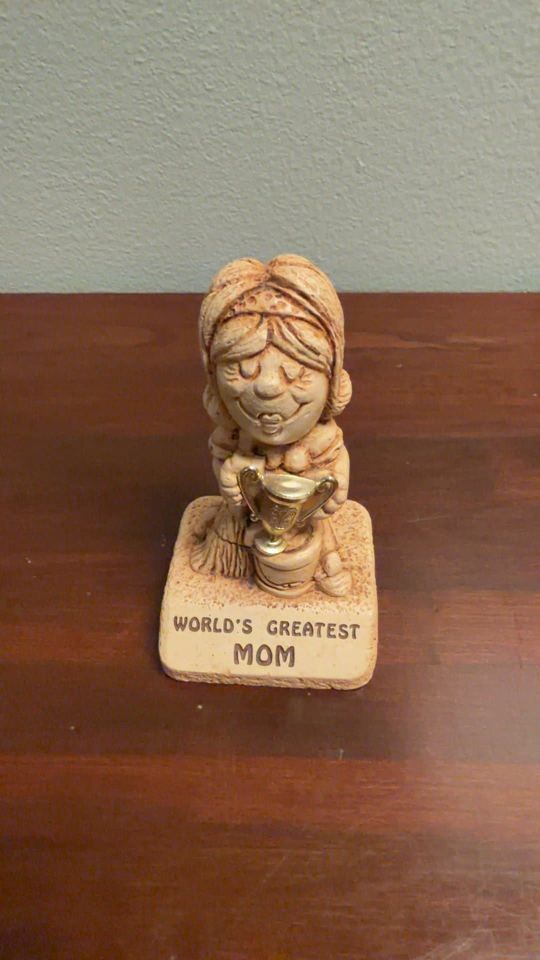 World's Greatest Mom Trophy Figurine - Image 1