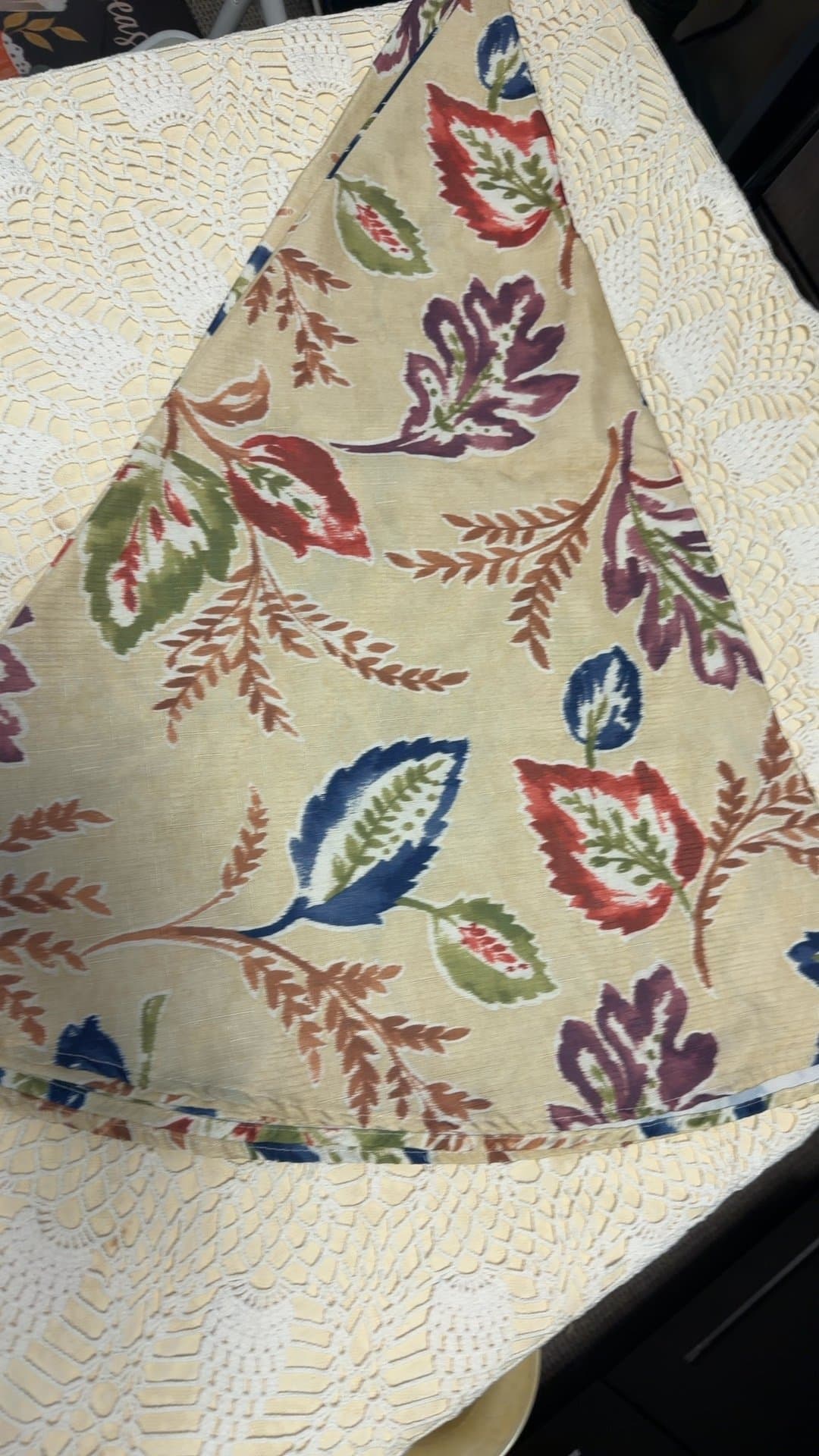 Floral Pattern Polyester Fabric Round Table Cloth - Image 1
