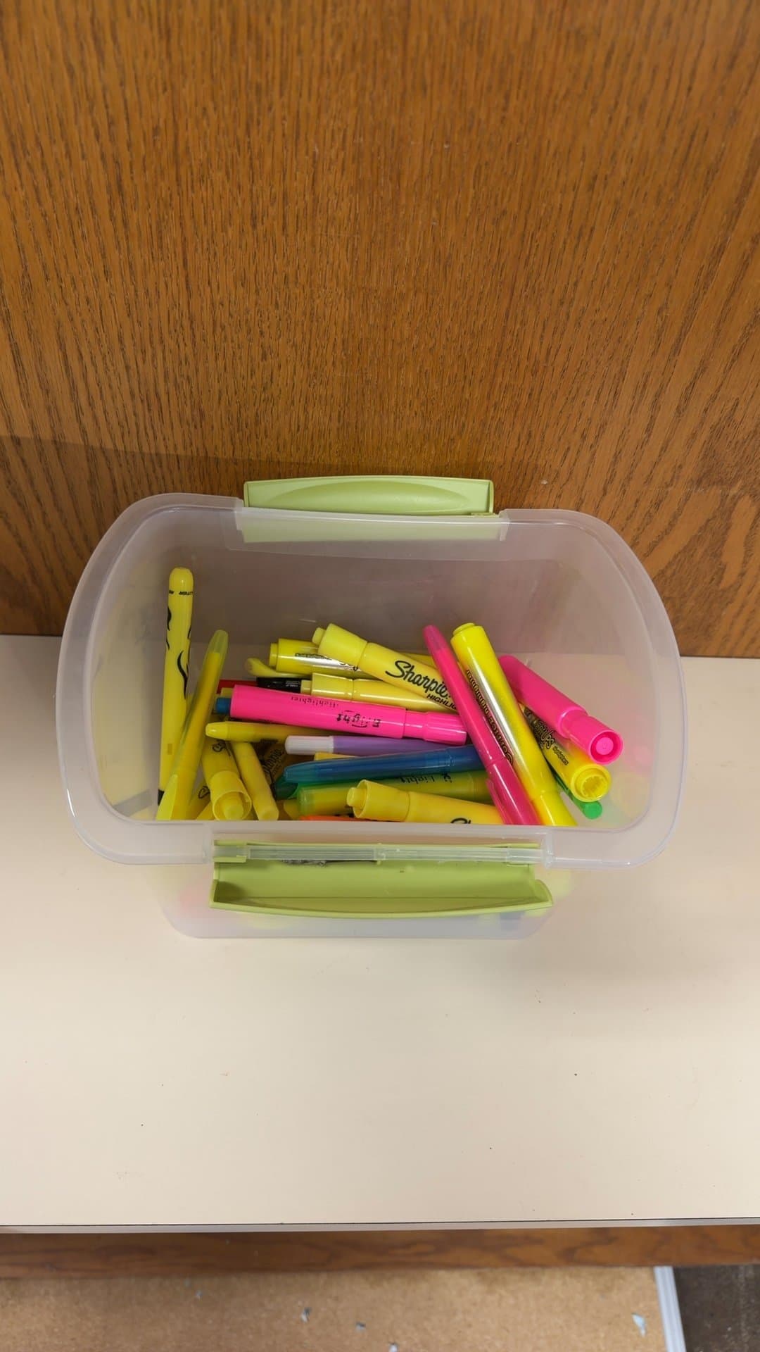 Assorted Highlighters in Plastic Storage Tub - Image 1