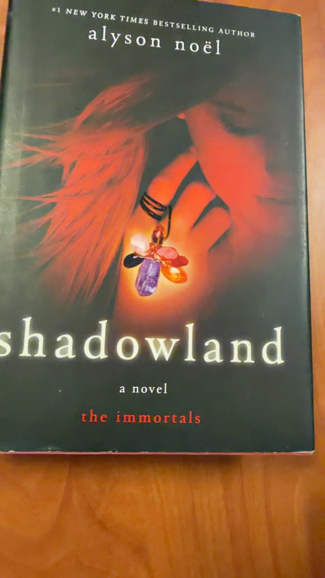 Shadowland by Alyson Noël - Image 1