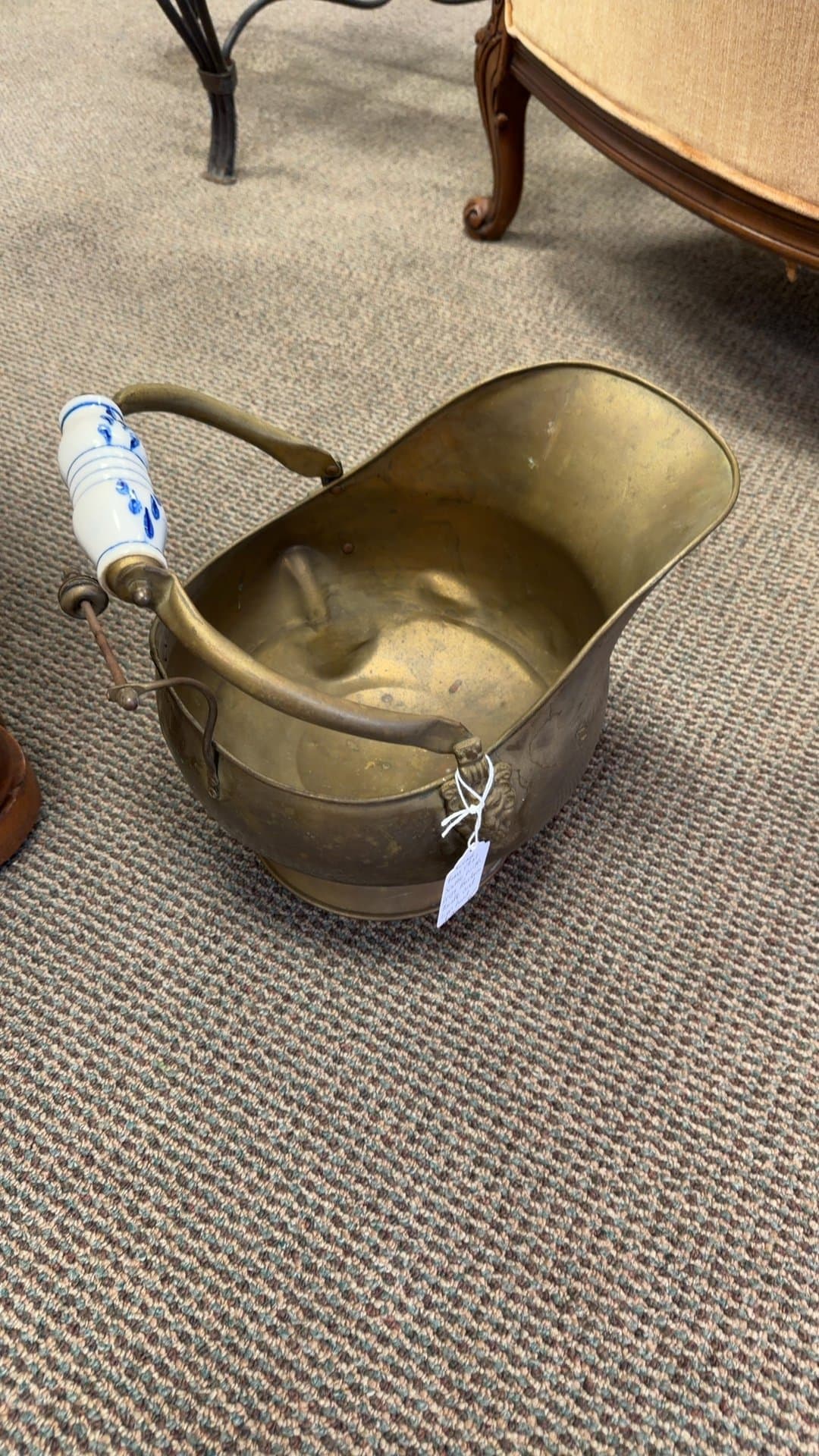 Vintage Brass Coal Scuttle with Delft Porcelain Handle - Image 1