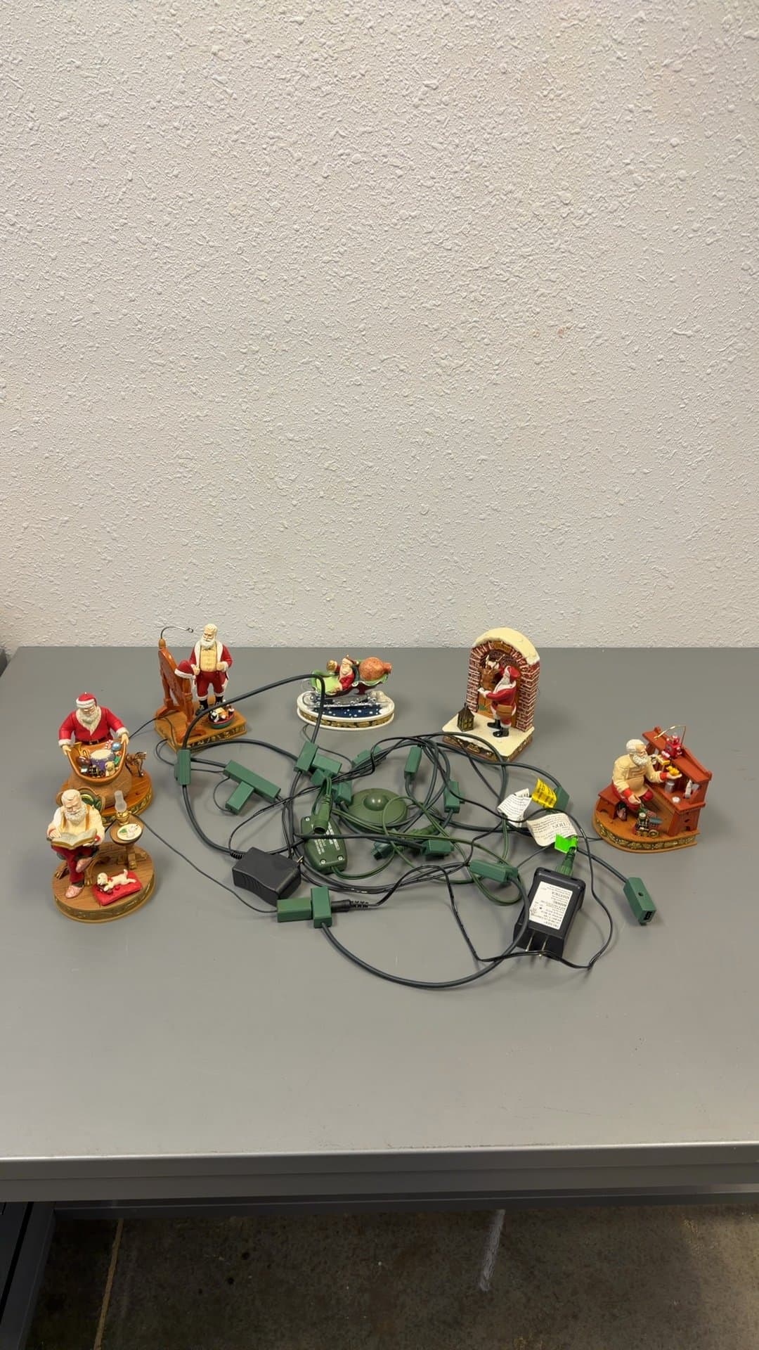 Hallmark Keepsake Santa Claus Magic Ornament Collection Lot with Power Cord - Image 1