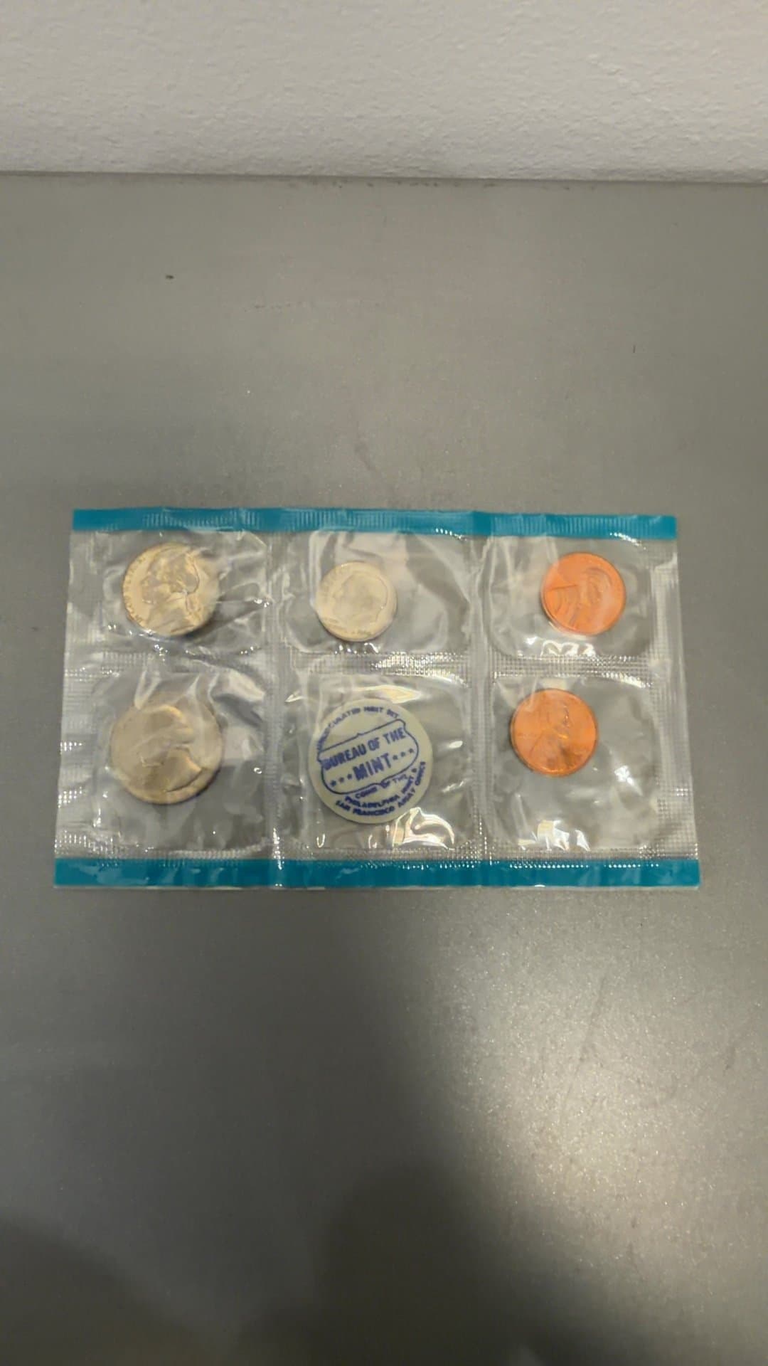 1969 US Uncirculated Mint Set Cellophane Packet - Image 1