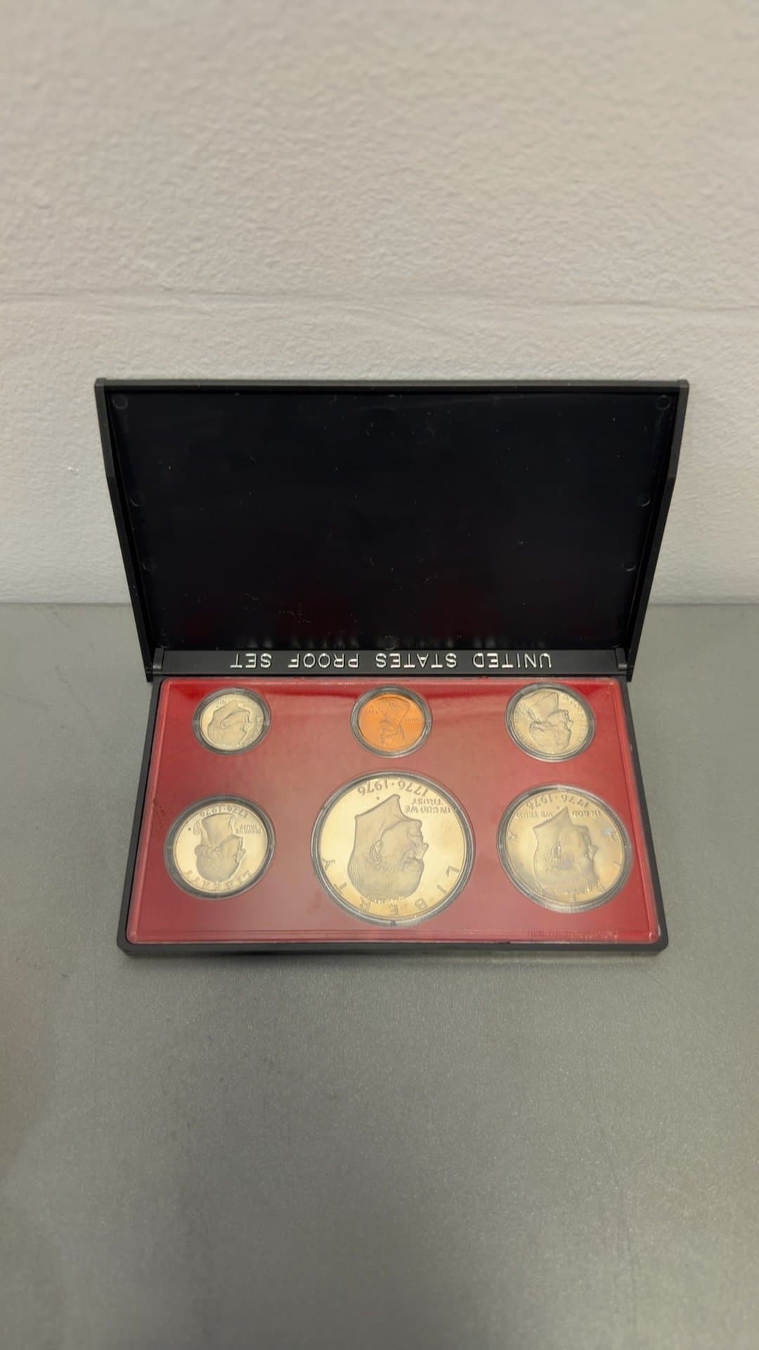 1976 United States Bicentennial Proof Set - Image 1