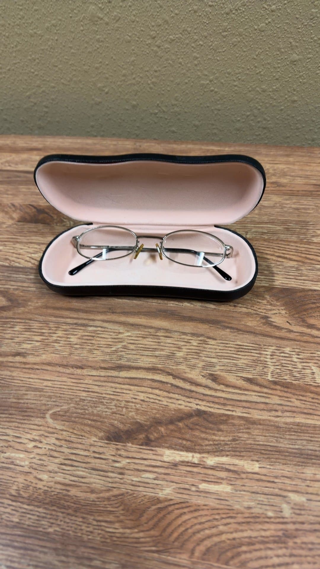 Metal Frame Reading Glasses with Case - Image 1
