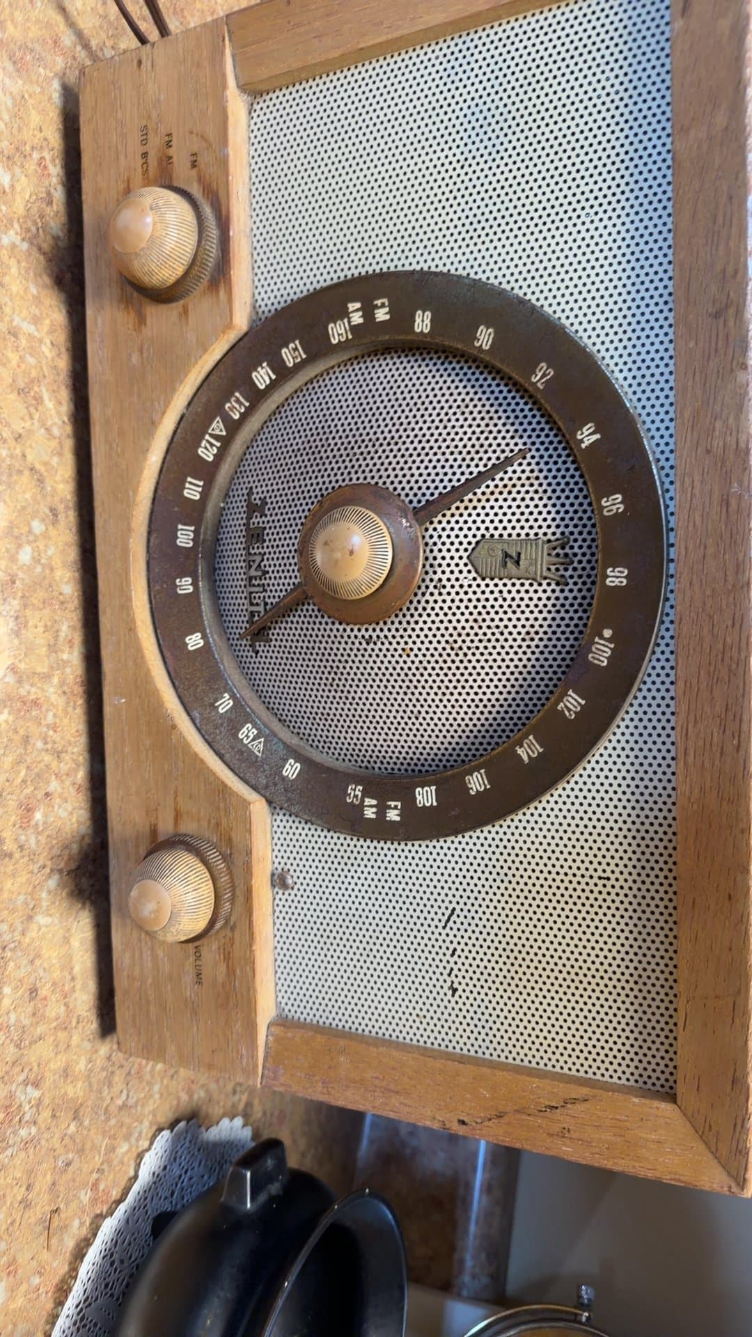 Vintage Zenith AM/FM Radio - Image 1