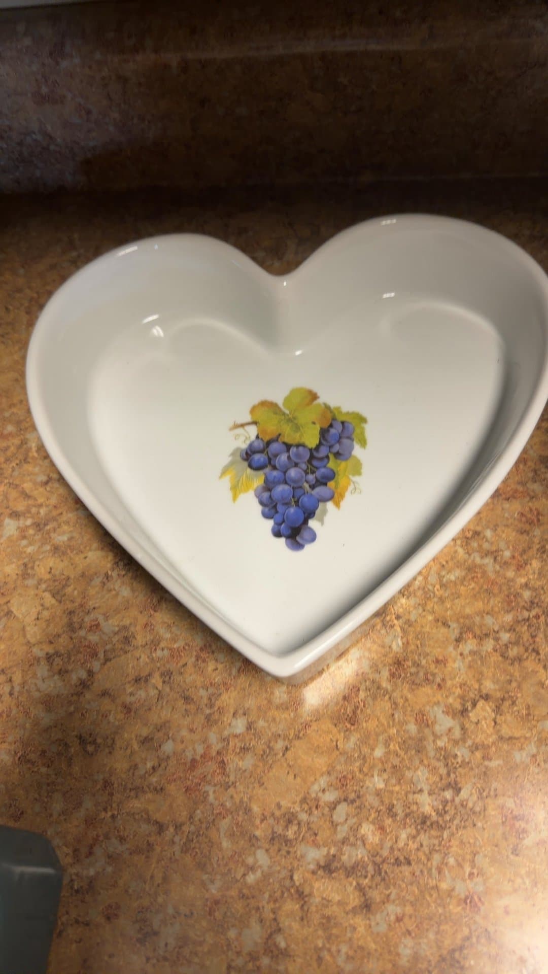 Cordon Bleu Heart-Shaped Ceramic Dish with Grape Design - Image 1