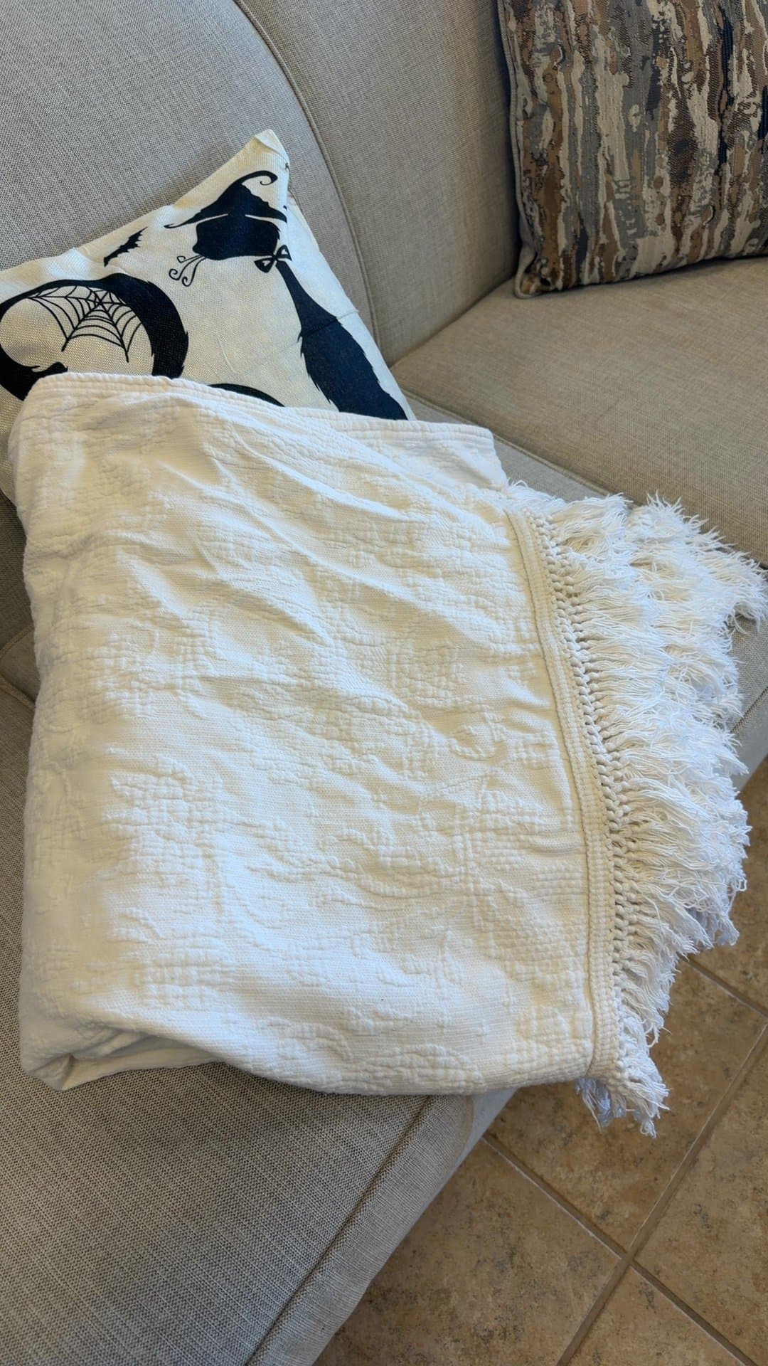 Cream Woven Matelassé Queen Bedspread - Image 1