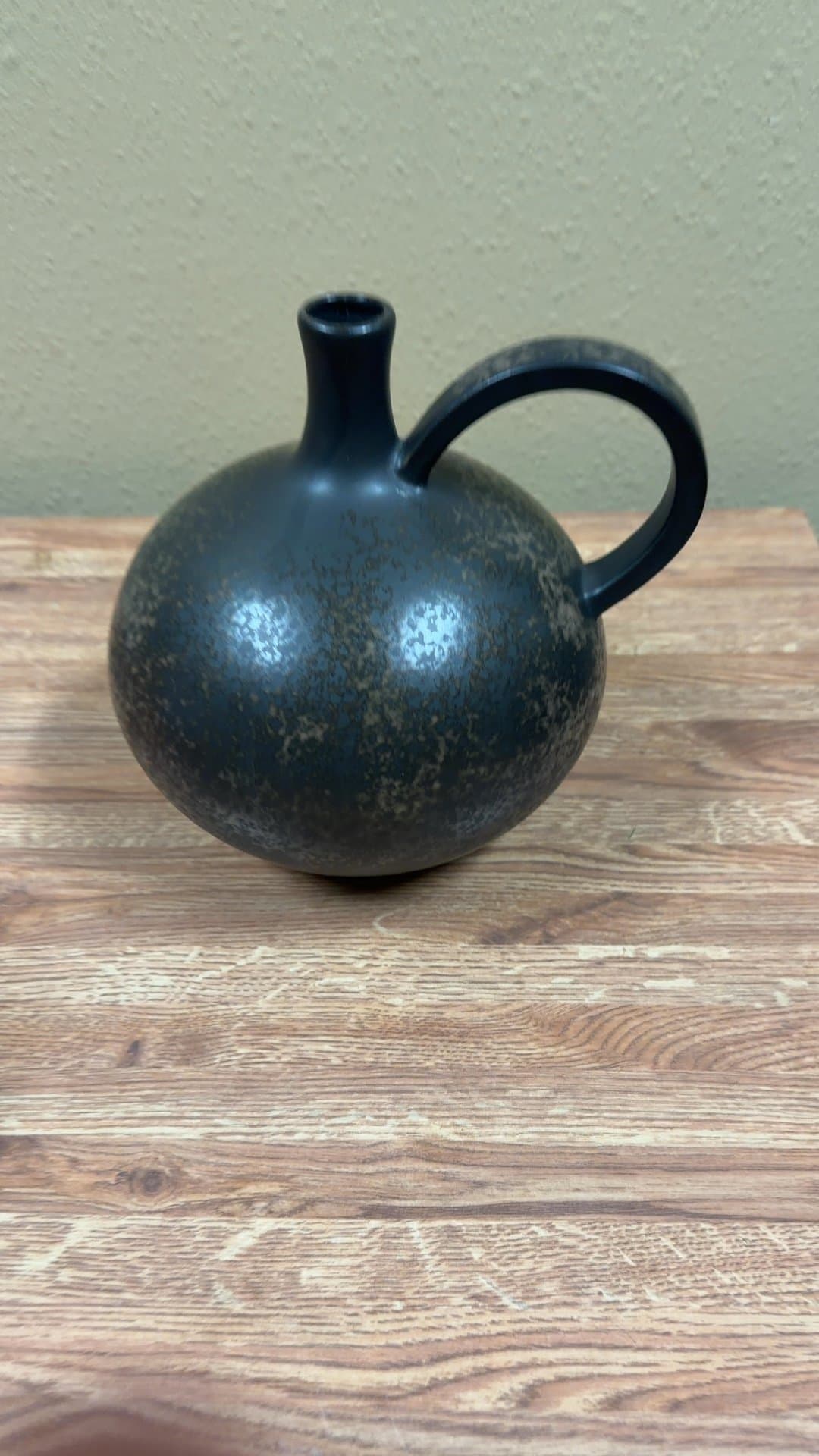 decorative pot with handle - Image 1