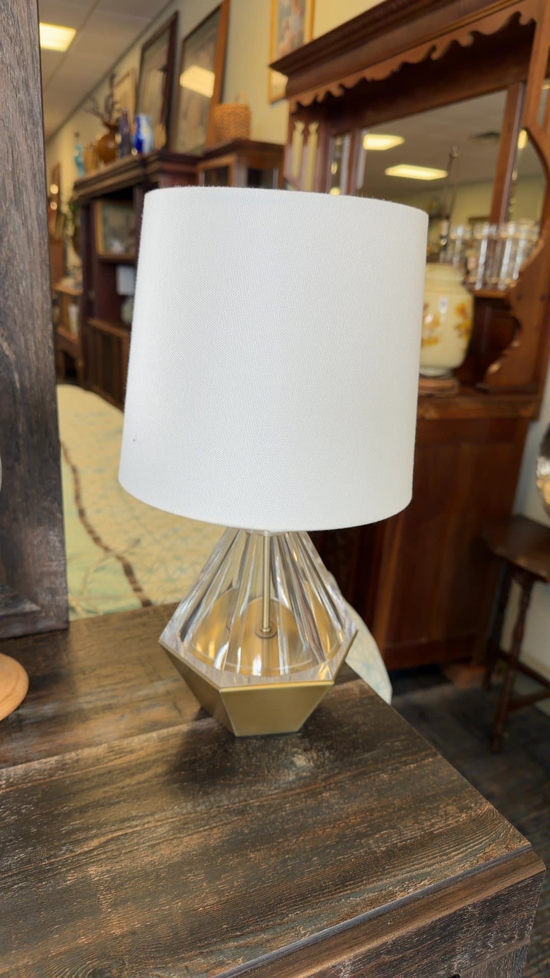 Modern Table Lamp with Geometric Base - Image 1